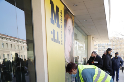 El público que se citó ante la puerta del Museu lanzó gritos contra el “expolio” del arte.