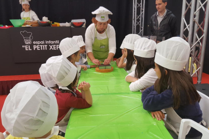 Nens i nenes van aprendre a cuinar a l’espai Petit Xef de Fira Q de Balaguer.