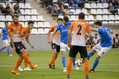 Xemi, en el moment en què connecta la rematada que va suposar el primer gol del Lleida, ahir davant del Peralada al Camp d’Esports.