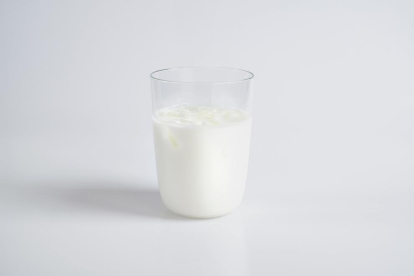 Los beneficios de beber un vaso de leche antes de dormir