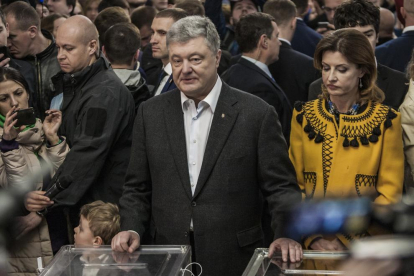 El humorista Volodímir Zelenski reacciona en la sede de su partido durante las elecciones generales.