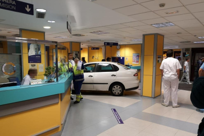 Foto del coche en el interior de Urgencias del Hospital de Basurto.