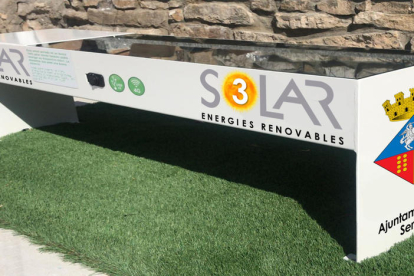 Imatge del banc solar carregamòbils personalitzat amb el logo de l’ajuntament de Seròs.