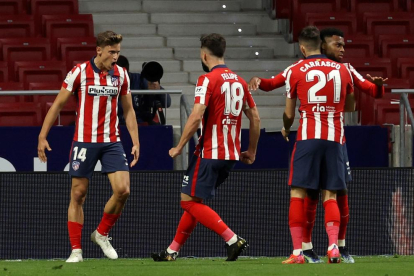 Jugadores del Atlético celebran el primero de los dos goles que marcaron ayer.