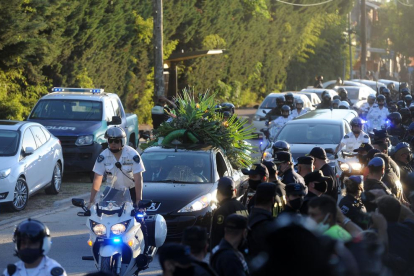 Policías argentinos reducen a un aficionado, durante la caótica despedida a Maradona en Buenos Aires.