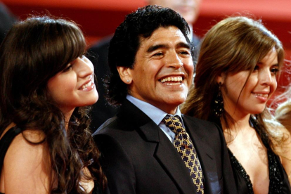 Policies argentins redueixen un aficionat, durant el caòtic comiat a Maradona a Buenos Aires.