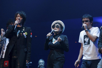 La viuda de Lennon, Yoko Ono, en un concert homenatge al músic de Liverpool al Japó.