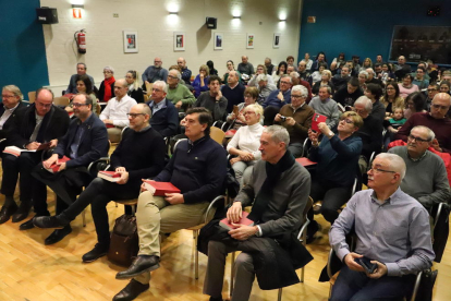La sala de actos de la Escola Oficial d’Idiomes de Lleida se llenó ayer en la presentación del diccionario.