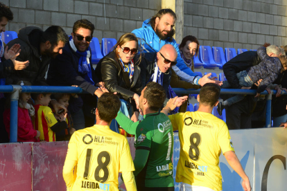 Jugadors del Lleida saluden els aficionats blaus que es van desplaçar a Palamós.