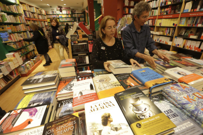 Alguna llibreria, com la Caselles, a la imatge, va obrir al públic ahir a la tarda per als compradors de llibres més impacients.