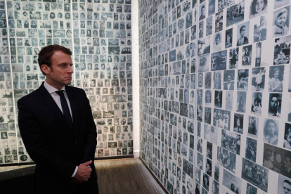 El candidat centrista, Emmanuel Macron, durant la seua visita diumenge al Memorial Shoah de París.