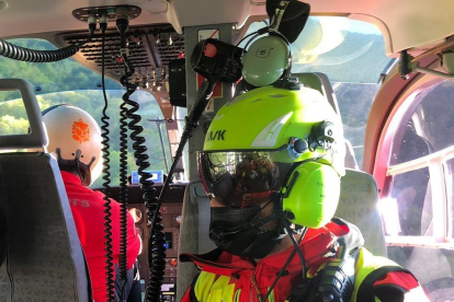 L’equip de muntanya dels Pompièrs va treballar amb l’helicòpter.