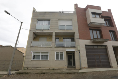 Vista del bloc de pisos en el qual han okupat un habitatge al carrer Camí d’Almacelles de Rosselló.