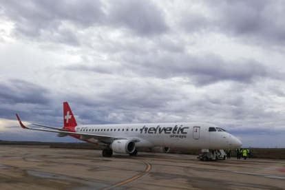 Un avió d'una aerolínia suïssa estaciona a Alguaire, i ja són catorze