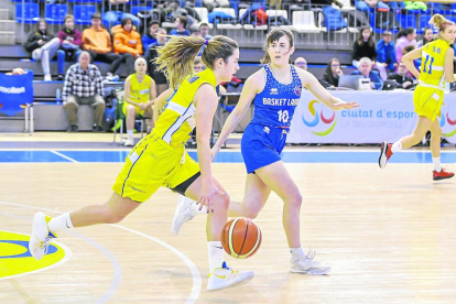 Laura Peña conduce el balón durante el partido en La Seu.