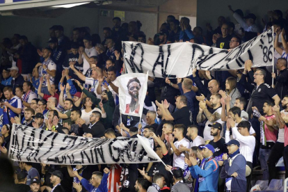 Aficionats mostren pancartes contra el racisme i en suport a Iñaki Williams a Tenerife.