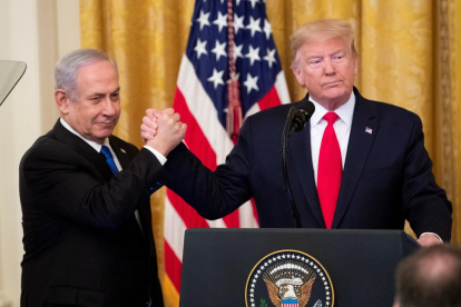 Netanyahu y Trump estrechan las manos tras la presentación del plan de paz estadounidense.