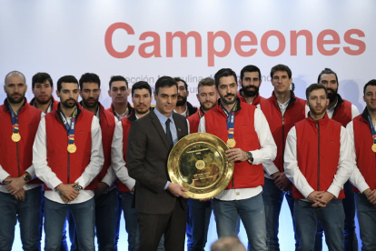 Pedro Sánchez, ayer, con la selección española de balonmano, ganadora del Europeo 2020.