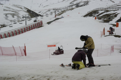 Imagen de dos esquiadores ayer en las pistas de Boí Taüll. 