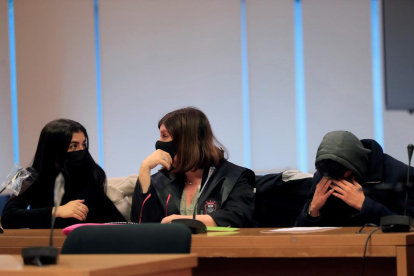 El acusado sentado junto a su abogada y a la fiscal durante la sesión de su juicio este martes en la Audiencia Provincial de Madrid. EFE/Fernando Alvarado