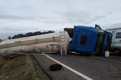 El camió accidentat a Cervera després de ser aixecat.