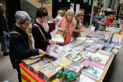 Un puesto de libros por Sant Jordi, el año pasado en Lleida.