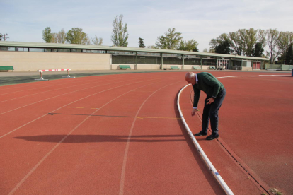 Sebas Vidal indica on hauria de pintar-se la línia de sortida dels 3.000 obstacles, que no existeix.