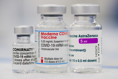 Vials amb la vacuna d'AstraZeneca.