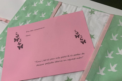 Detalle de una de las carpetas de ropa promovidas por el Área de Obstetricia del Arnau de Vilanova para acompañar a las familias que han sufrido una pérdida gestacional.