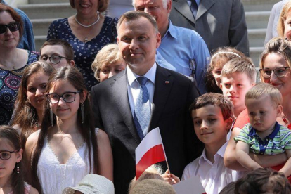 6 de juliol de 2020. El president polonès, Andrzej Dubte, signava un projecte d'esmena a la Constitució en virtut del qual una persona en matrimoni del mateix sexe no podria adoptar cap infant, al Palau Presidencial, Varsòvia