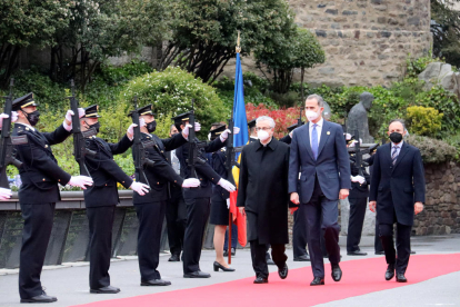 El rey Felipe VI acompañado del copríncipe de Andorra, Joan Enric Vives y del jefe de Gobierno andorrano, Xavier Espot, llegando a la cumbre Iberoamericana.