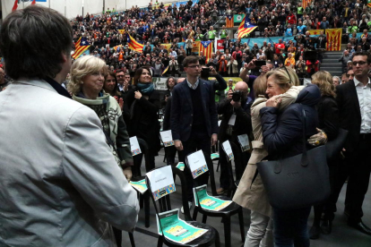Puigdemont observa a Joana Ortega ante cientos de participantes en la asamblea de la ANC.