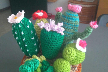 Ma José Sillué ens diu que crea ella mateixa els elements de decoració de casa seva, com aquest original cactus, que li serveixen per adornar i també per relaxar-se.