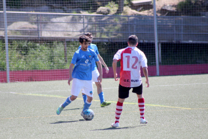 Un jugador del Lleida Esportiu B es disposa a passar la pilota davant la pressió d’un rival en una de les jugades del partit d’ahir.