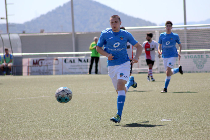 Un jugador del Lleida Esportiu B se dispone a pasar el balón ante la presión de un rival en una de las jugadas del partido de ayer.