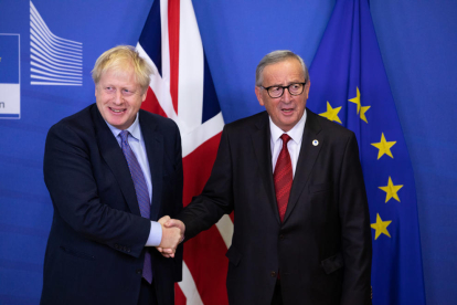 El primer ministre britànic, Boris Johnson, i el president de la Comissió Europea, Jean-Claude Juncker, encaixant les mans el 17 d'octubre del 2019.