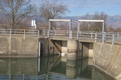 Imatge de la base de la rampa de rescat d'amfibis que s'ha reparat al canal de Gavet, al Pallars Jussà