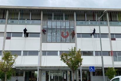 Quatre empleats d’Accés Vertical, disfressats de superherois, ahir al Sant Joan de Déu.