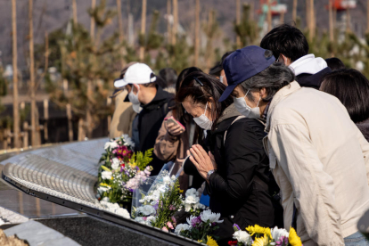 Los japoneses recordaron a su víctimas y guardaron un minuto de silencio a las 14:46, hora del suceso.