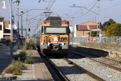 Un tren de l’R-12 sortint ahir de l’estació de Mollerussa.