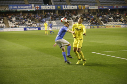 El lateral Aitor Núñez intenta impedir el avance de un jugador del Villarreal B.