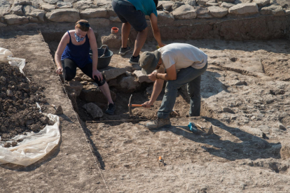 El Grup d’Investigació Prehistòrica de la UdL treballant en el jaciment dels Vilars d’Arbeca.