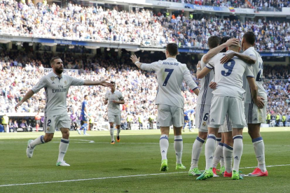 Jugadores del Madrid celebran uno de los goles que anotaron ayer ante el Alavés.