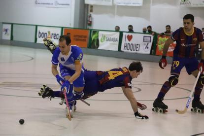 Andreu Tomàs lucha por la bola con un jugador del Barcelona, en una acción del partido de ayer.
