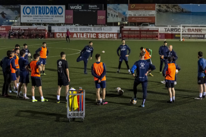 Jugadors de l'Atlètic Lleida, durant la sessió d'entrenament que van fer ahir de cara al partit de demà contra el Martorell.