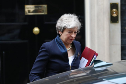 May sortint ahir de la seua residència de Downing Street.