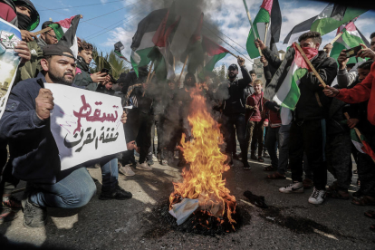 Los palestinos protestaron en las calles contra el acuerdo.