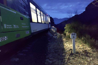 El tren de la línia de la Pobla que ha xocat contra una esllavissada de roques sense provocar ferits.