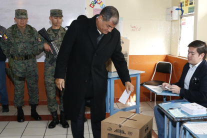 El aún presidente Rafael Correa, votando.