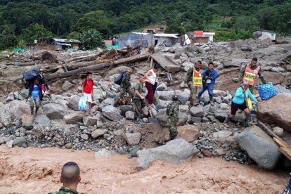 L’Exèrcit de Colòmbia ajuda els afectats per l’allau.